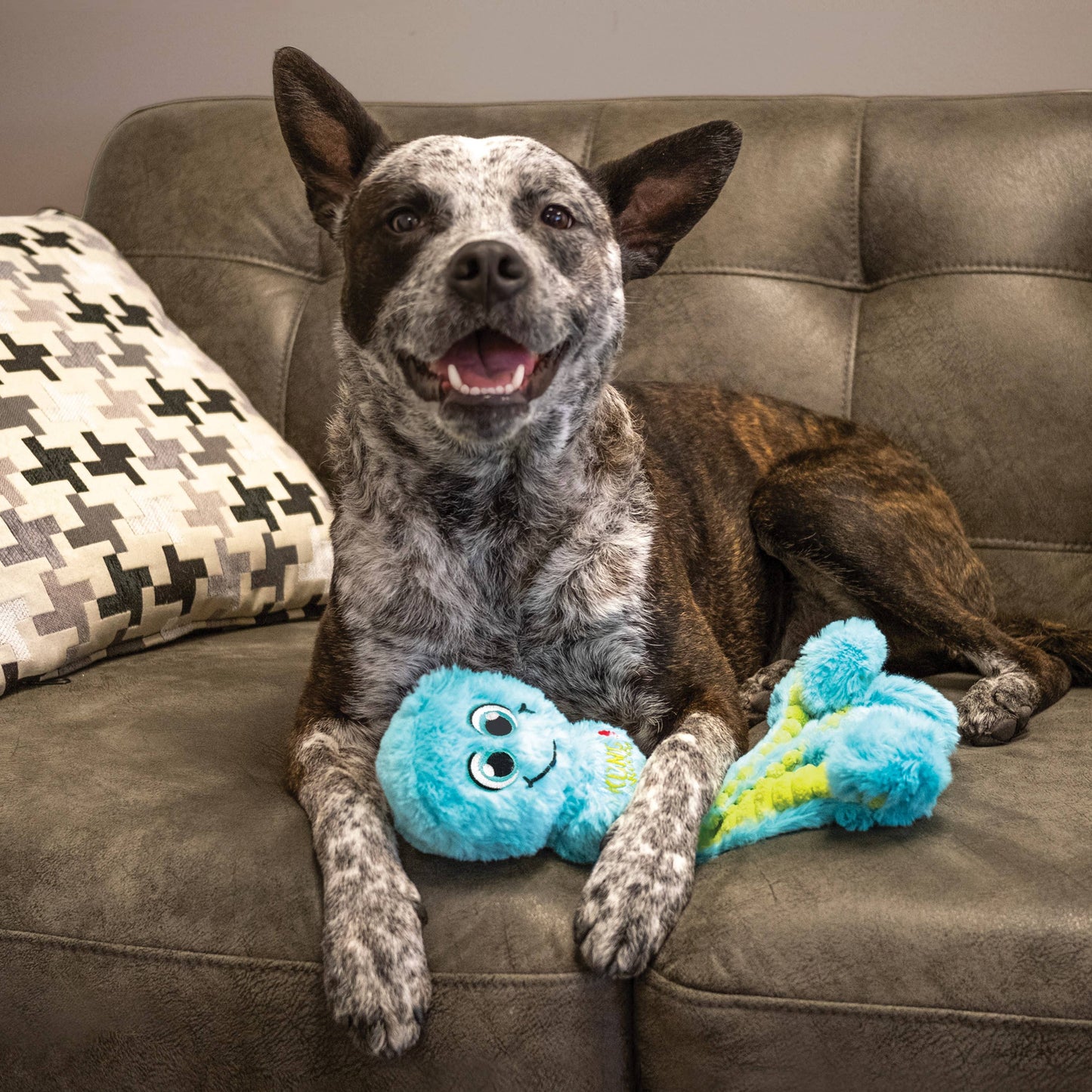 KONG Wubba Octopus Dog Toy – Plush Squeaky Toy with Floppy Legs for Tug & Shake